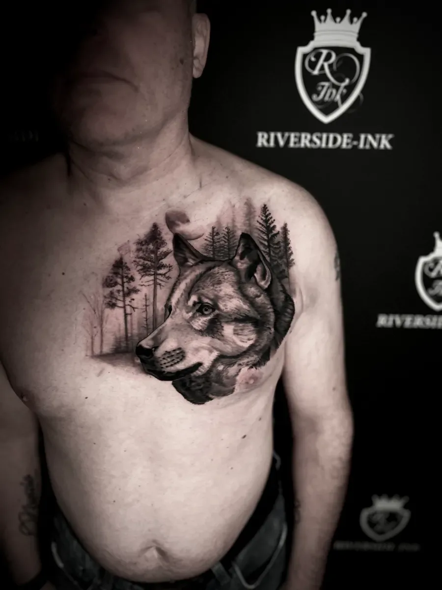 Wolf mit Waldsilhouette auf der Brust